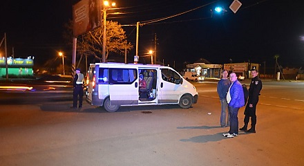 Свежие новости: ВИДЕО: В Николаеве пьяная компания на «Daewoo» избила водителя и пассажира микроавтобуса «Opel Vivaro»