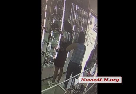 Свежие новости: В магазине Николаева камера зафиксировала, как «работает» воровка