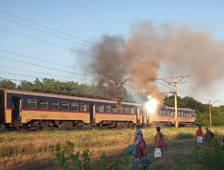 Свежие новости: Люди выпрыгивали из вагонов: вблизи Днепра загорелась электричка