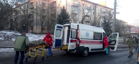Фото новости: В центре Николаева микроавтобус сбил военнослужащего на переходе Свежие новости: В центре Николаева микроавтобус сбил военнослужащего на переходе