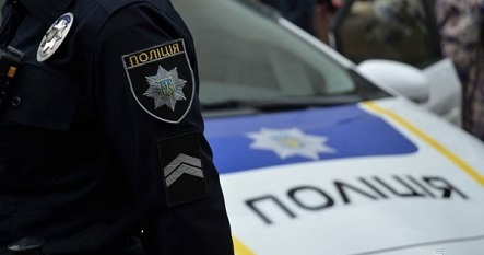 Свежие новости: ВИДЕО: В Киеве патрульный на глазах у супружеской пары разбил стекло их автомобиля
