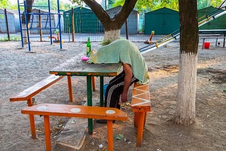 Свежие новости: В Днепре на детской площадке нашли мертвого мужчину, облитого зеленкой