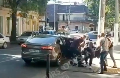Свежие новости: В Одессе затолкали в машину умоляющего отпустить его мужчину
