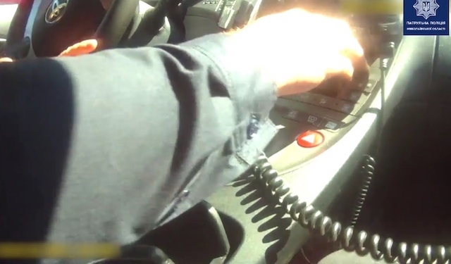 Свежие новости: В Николаеве патрульные довезли в больницу 10-летнюю девочку со сломанной рукой