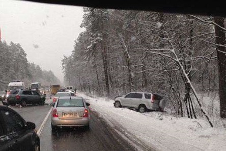 Свежие новости: Під Києвом сталася серйозна ДТП: на місці чотири карети «швидкої»