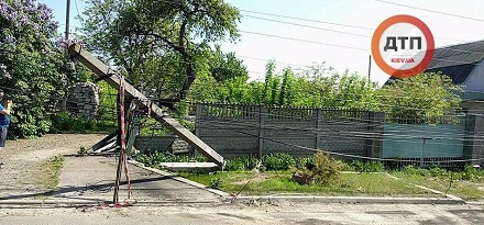 Свежие новости: Пьяный водитель под Киевом сбил столб и обесточил весь поселок