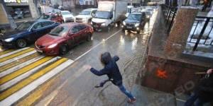 Свежие новости: В Украине подростки бросаются под колеса авто: Смертельная игра 