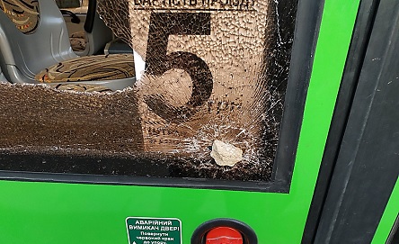 Свежие новости: В Николаеве подросток в ходе конфликта камнем разбил боковое стекло нового автобуса - в КП просят помочь установить личность виновника
