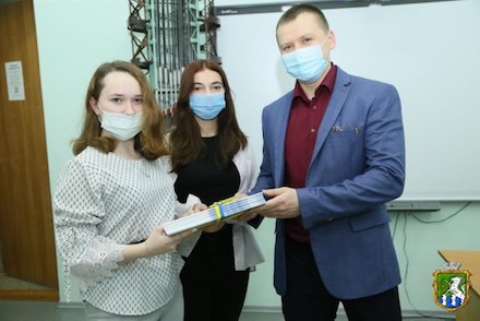 Фото новости: Перша збірка наукових доповідей молодих фахівців ЮУАЕС у подарунок Свежие новости: Перша збірка наукових доповідей молодих фахівців ЮУАЕС у подарунок