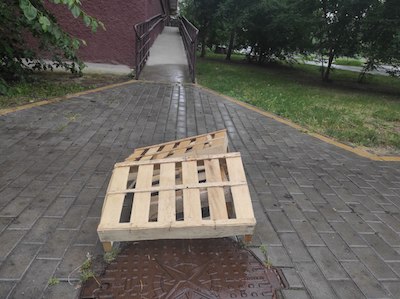 Свежие новости: Жители Николаева поставили ящики на дорожный провал, где образовалась яма