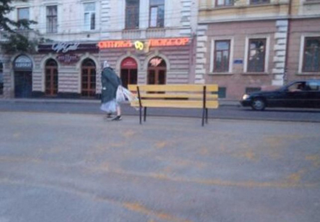 Свежие новости: В Новой Одессе преступник ограбил сидевшую на лавочке 89-летнюю бабушку