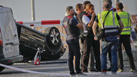 Свежие новости: ВИДЕО: В Каталонии полицейский в одиночку убил четырех террористов, сбивавших людей на автомобиле