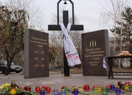 Свежие новости: Вознесенці протягом цілого дня покладали квіти до пам’ятного знаку до Дня пам’яті жертв голодомору