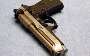 Свежие новости: В Николаеве женщина разгуливает по парку с оружием в руках