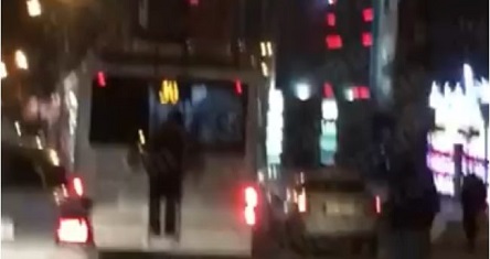 Свежие новости: ВИДЕО: В Киеве пожилой мужчина ездил, прицепившись к троллейбусу сзади