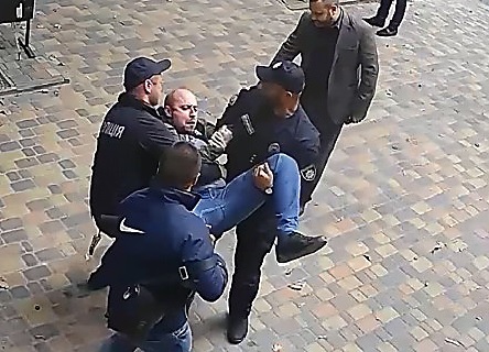 Свежие новости: Появилось видео, как николаевский «активист» подрался в кафе и как его задерживала полиция