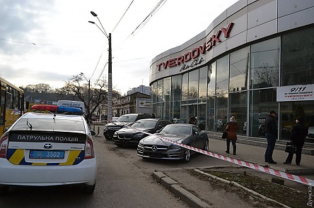 Свежие новости: Опубликовано видео штурма полицией автосаловна в Одессе: «Разборки между местной «Самообороной» и «Айдаром»