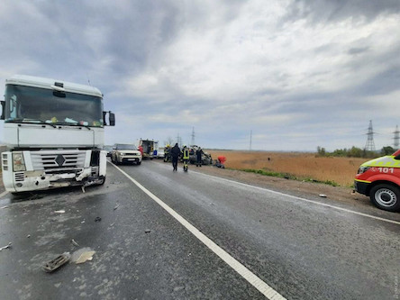 Свежие новости: ВИДЕО Смертельное ДТП под Одессой: легковушка врезалась в фуру