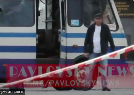 Свежие новости: Появилось видео, на котором луцкий террорист больше минуты ждёт в одиночестве у автобуса, когда его арестуют