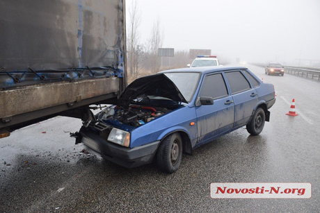 Свежие новости: Под Николаевом ВАЗ на полном ходу врезался в фуру