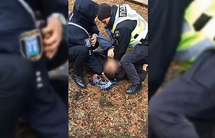 Свежие новости: ВИДЕО: В Ровенской области патрульные две минуты реанимировали мужчину, который упал на улице и перестал дышать