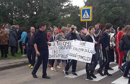 Фото новости: На Николаевщине люди полтора часа перекрывали трассу на Одессу, в результате чего образовалась пробка Свежие новости: На Николаевщине люди полтора часа перекрывали трассу на Одессу, в результате чего образовалась пробка