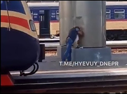 Свежие новости: На вокзале в Днепре мужчина бился головой об колонну – пользователи сети считают, что он пытался попасть в «Хогвартс»