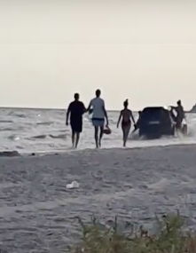 Свежие новости: На Николаевщине внедорожник застрял в море
