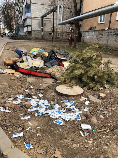 Свежие новости: Шприцы и наборы для тестов: возле детского сада в Николаеве выбросили медицинские отходы