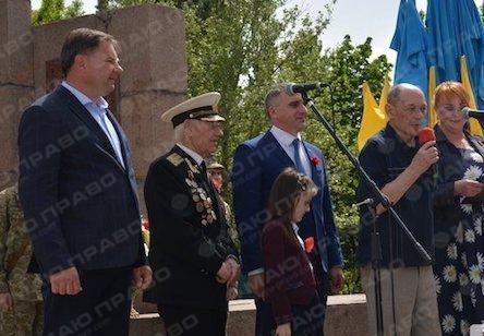 Свежие новости: ВИДЕО: В Николаеве Сенкевич пытался отобрать микрофон у ветерана, выступавшего «не в тему»
