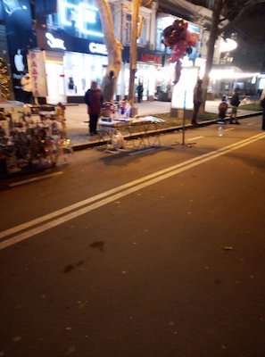 Свежие новости: В Николаеве продавцы игрушек размещают свои прилавки на велодорожке