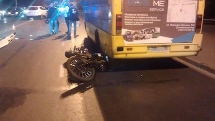 Фото новости: ДТП в Одессе: мотоциклист сбил пешехода, въехал в маршрутку и убежал Свежие новости: ДТП в Одессе: мотоциклист сбил пешехода, въехал в маршрутку и убежал