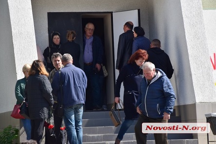 Свежие новости: В Николаеве простились с тремя работниками заправки, которых расстрелял коллега