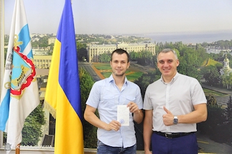 Фото новости: Олександр Сєнкевич вручив видатному спортсмену, дворазовому чемпіону XV Паралімпійських ігор ордер на квартиру Свежие новости: Олександр Сєнкевич вручив видатному спортсмену, дворазовому чемпіону XV Паралімпійських ігор ордер на квартиру