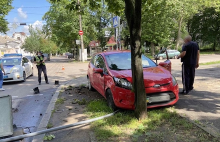 Свежие новости: В Николаеве ДТП: атво снес светофор и врезался в дерево