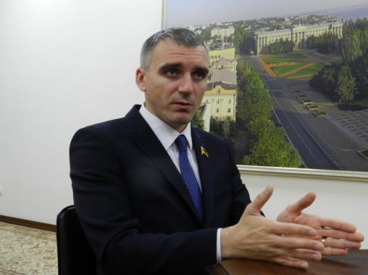 Свежие новости: Сенкевича посадили в инвалидную коляску. ВИДЕО