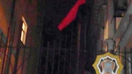 Свежие новости: В Николаеве националисты подняли над управлением полиции красно-черный флаг