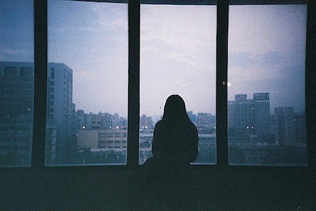 Свежие новости: Девочка-подросток под кайфом прыгнула из окна херсонской многоэтажки