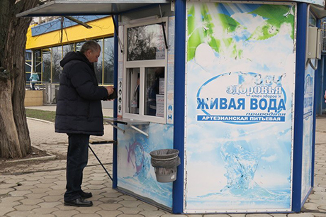 Свежие новости: Журналисты выяснили можно ли в Николаеве употреблять воду из киосков