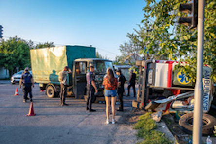 Свежие новости: В Днепре грузовик не пропустил «скорую» с пациентом на борту – автомобиль медиков перевернулся, пять человек пострадали