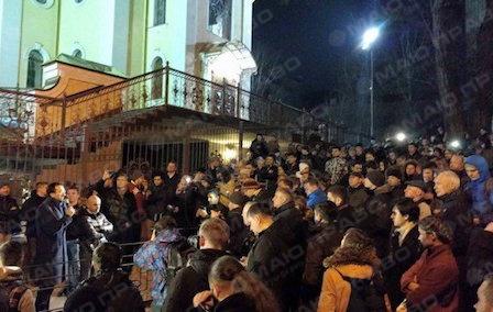 Свежие новости: Под зданием суда активисты требуют избрать меру пресечения для Насирова