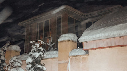 Свежие новости: В Киеве неизвестный бросил взрывпакет в дом с детьми