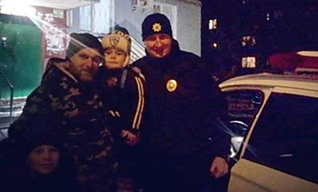 Свежие новости: Николаевские патрульные помогли мужчине, который не успевал за ребенком в детский сад, и забрали его сами