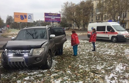 Свежие новости: В центре Николаева внедорожник влетел в столб — пострадал годовалый ребенок