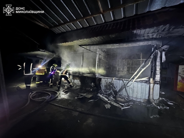 Свежие новости: Рятувальники показали, як у новорічну ніч гасили пожежу на ринку «Колос» у Миколаєві