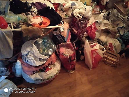 Свежие новости: Психически нездоровая жительница Николаева захламила квартиру, в которой живёт вместе с дочерью и внуком