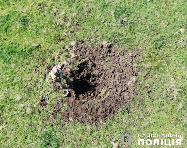 Фото новости: Полицейские показали последствия обстрелов оккупантами Николаевской области Свежие новости: Полицейские показали последствия обстрелов оккупантами Николаевской области