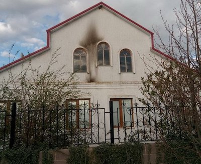 Фото новости: На Николаевщине во двор депутата бросили коктейль Молотова Свежие новости: На Николаевщине во двор депутата бросили коктейль Молотова