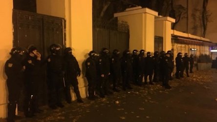 Свежие новости: Под мэрией Одессы собрались активисты, полиция и титушки