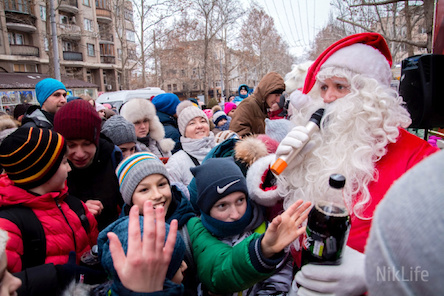 Свежие новости: В Николаеве устроили давку из-за бесплатных бутылок Coca-Cola